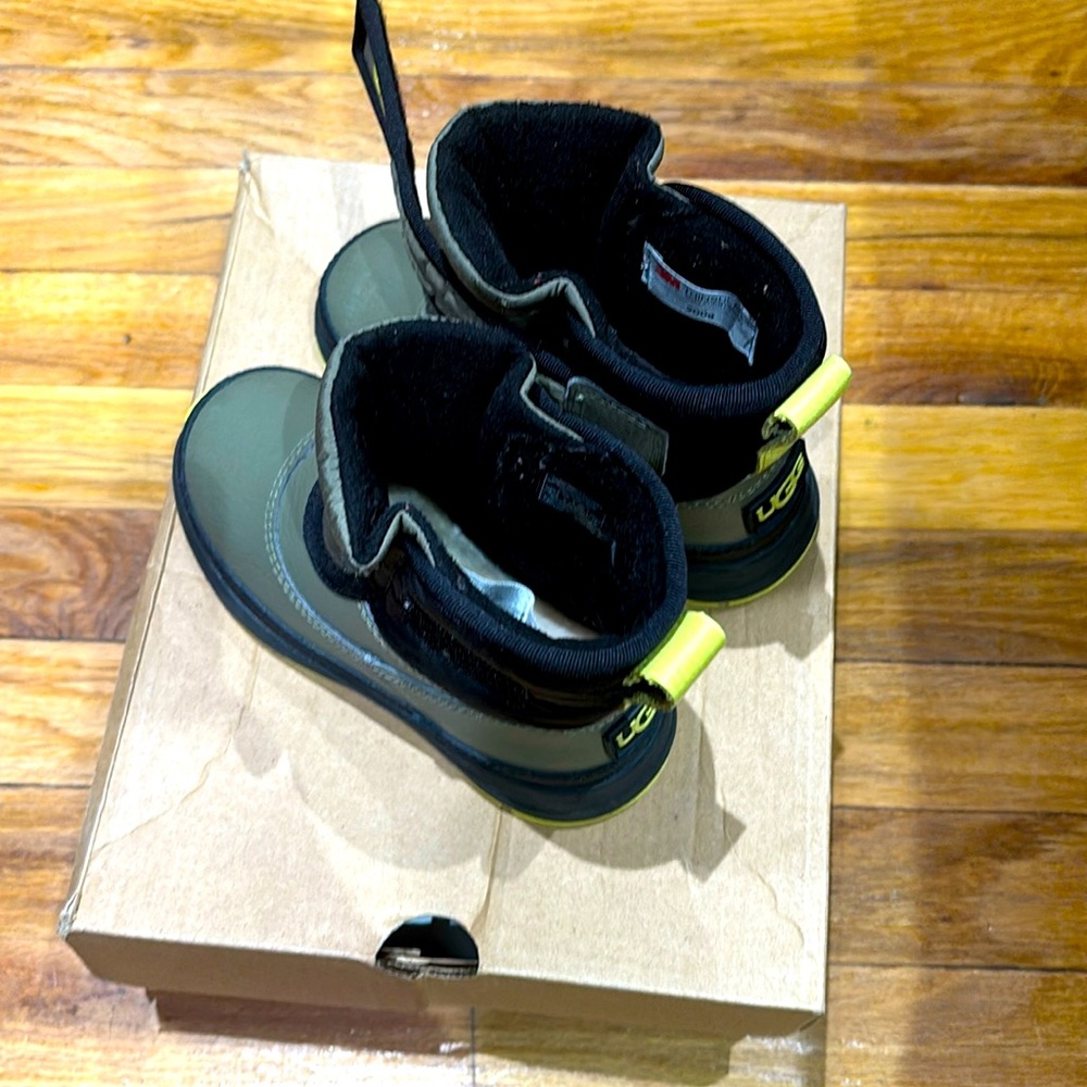 Gently worn Ugg snow boots size 9